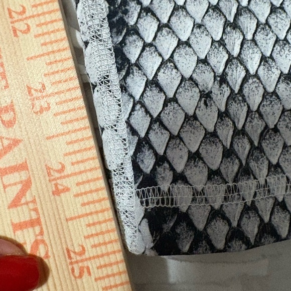 Varley High Waist Chic White and Gray Snake Print Fabric Leggings. Size M - Picture 11 of 13